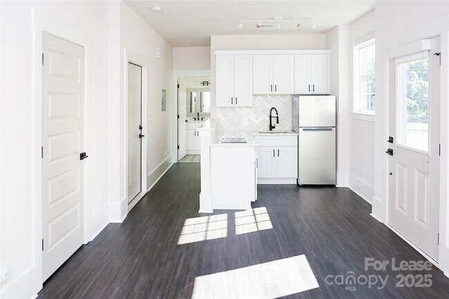 Building Photo - 1003 Parkwood Ave