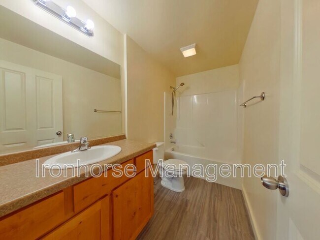 Building Photo - 807 W Villard St