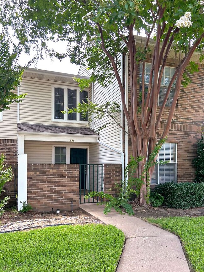 Building Photo - 2-Bed, 2-Bath Townhome with Flexible Floor...