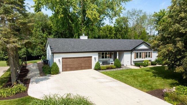 Building Photo - Lake Geneva Family-Friendly Furnished Home Available for Monthly & Mid-Term Rentals