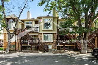 Building Photo - Spacious Condo with Washer/Dryer and Centr...