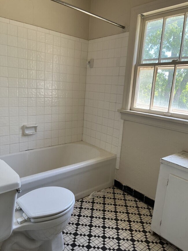 Building Photo - 2-Bedroom unit in Prime Oklahoma City Location