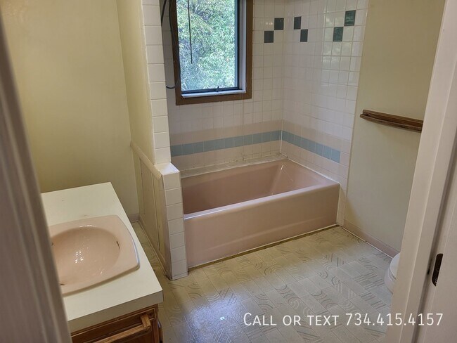 Building Photo - 2863 Marshall St