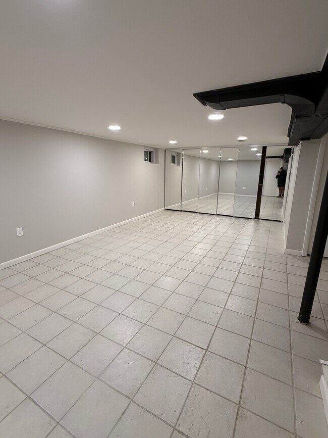 Building Photo - 9809 Montauk Ave