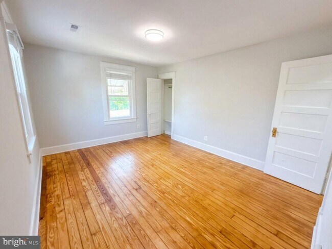 Building Photo - 209 4th Ave