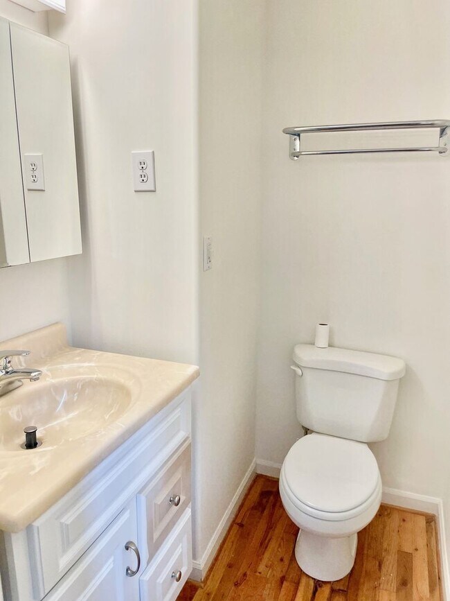 Building Photo - Charming  home on quiet street, great loca...