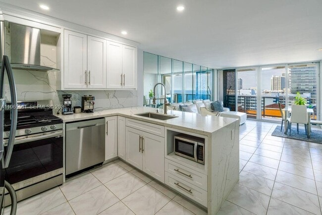 Building Photo - 3140 S Ocean Dr