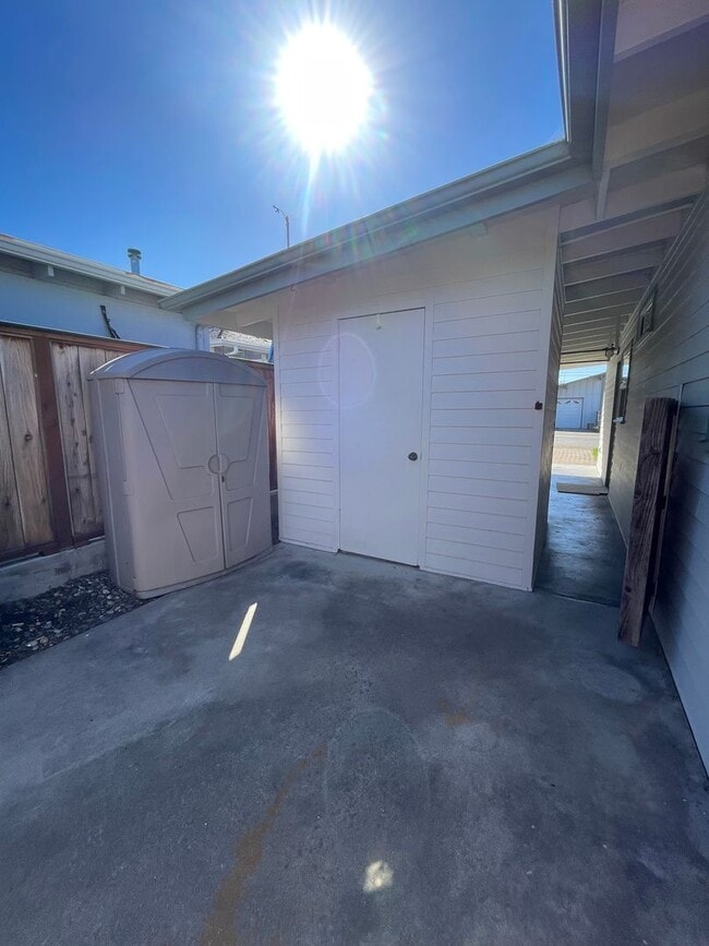 Building Photo - Three bedroom, one bath house in desirable...