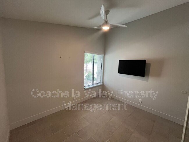 Building Photo - 835 Nueva Vista Dr S