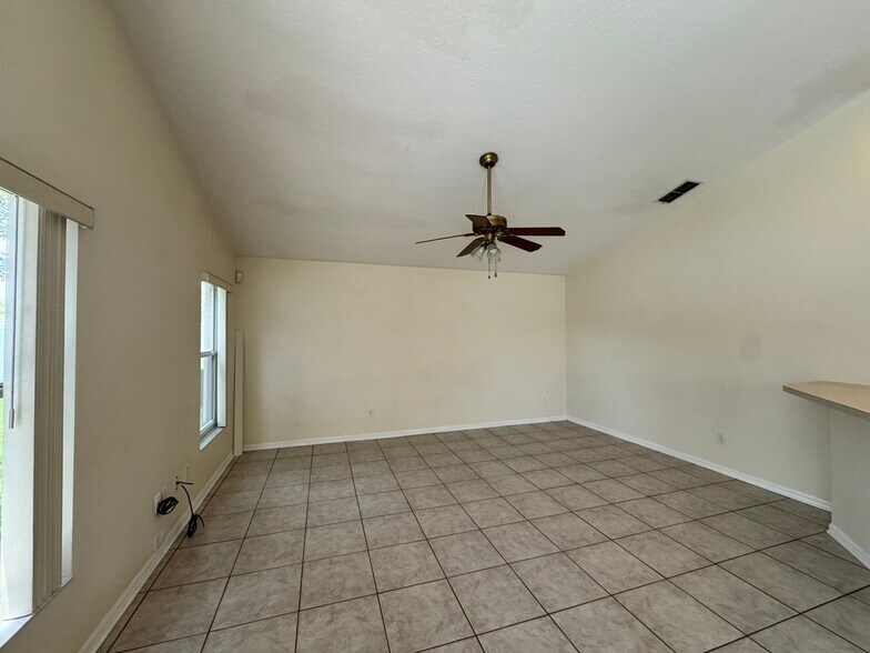Building Photo - 520 Canary Island Ct