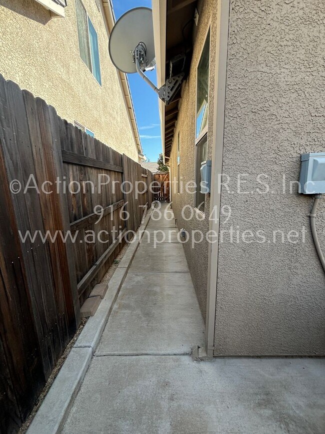 Building Photo - Solar Rocklin Gated Single Story: Close To Shopping 3 Bedroom 2 Bath, Covered Patio, Low Maintena...
