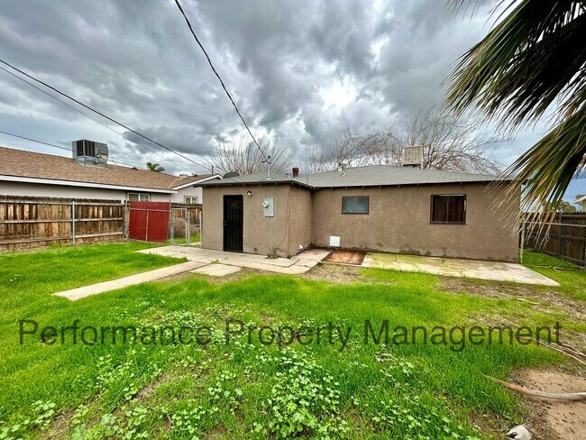 Building Photo - Cute 2 Bed/1 Bath Home in SE Bakersfield w...