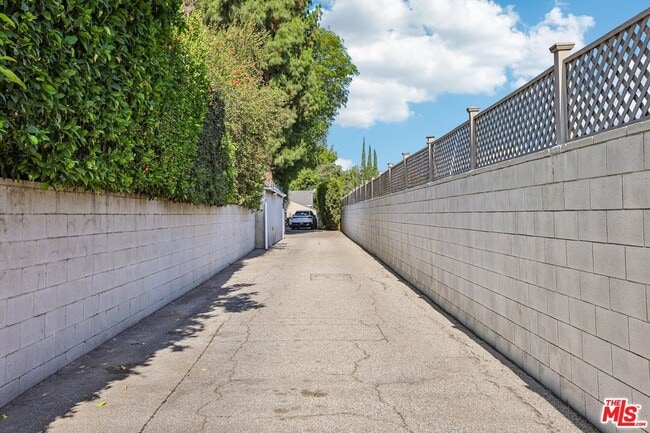 Building Photo - 6727 1/2 Orion Ave