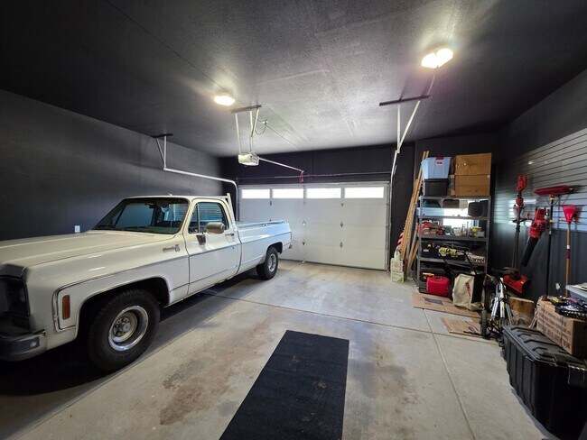 Building Photo - Beautiful Newer Build 3 Bedroom Home in Be...