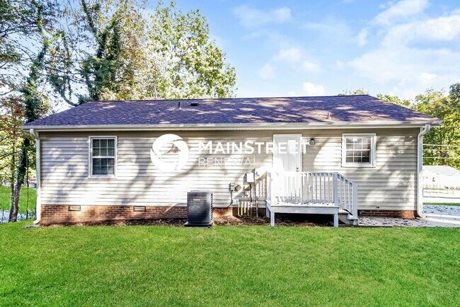 Building Photo - 3 Bedroom Pet-Friendly Home in Greensboro, NC with Main Street Renewal
