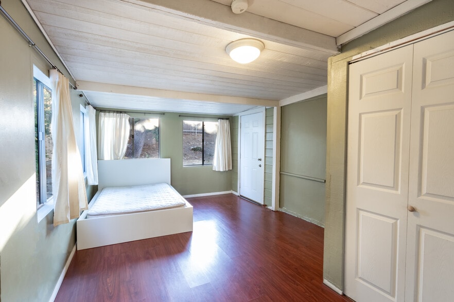 Bedroom 2 - 5156 Ewing St