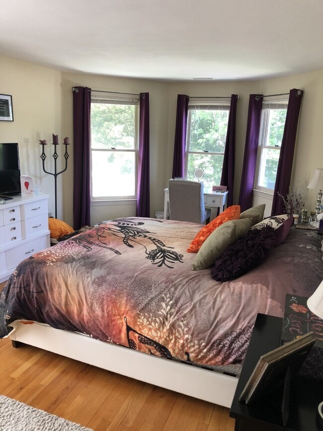 Building Photo - 16 Village Victoria