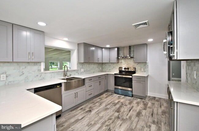 Building Photo - 205 Maple Ave