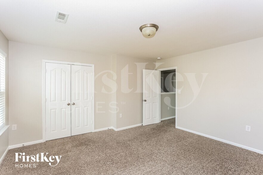 Building Photo - 2885 Village Center Dr