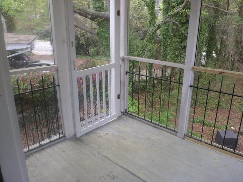 Building Photo - 227 Garden Ln