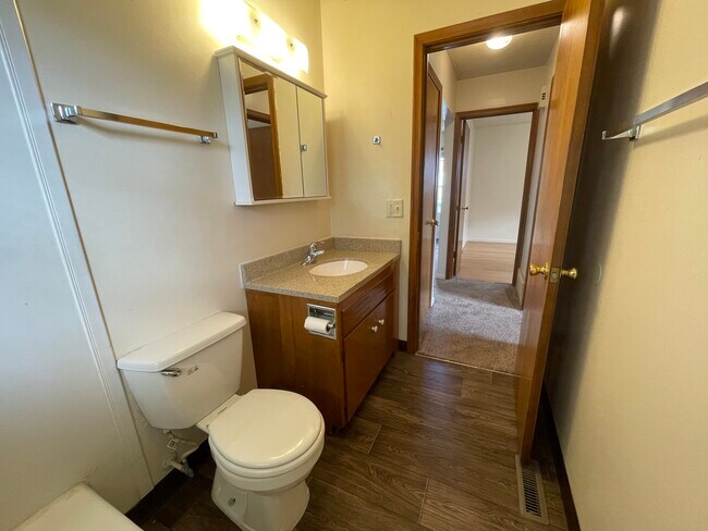 Building Photo - 2208 Chanticleer St