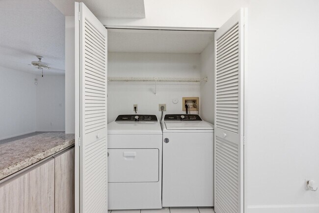 Building Photo - 9633 Riverside Dr