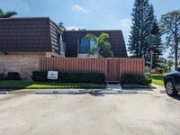 Building Photo - 2/2.5 Stuart Townhome near Intracoastal