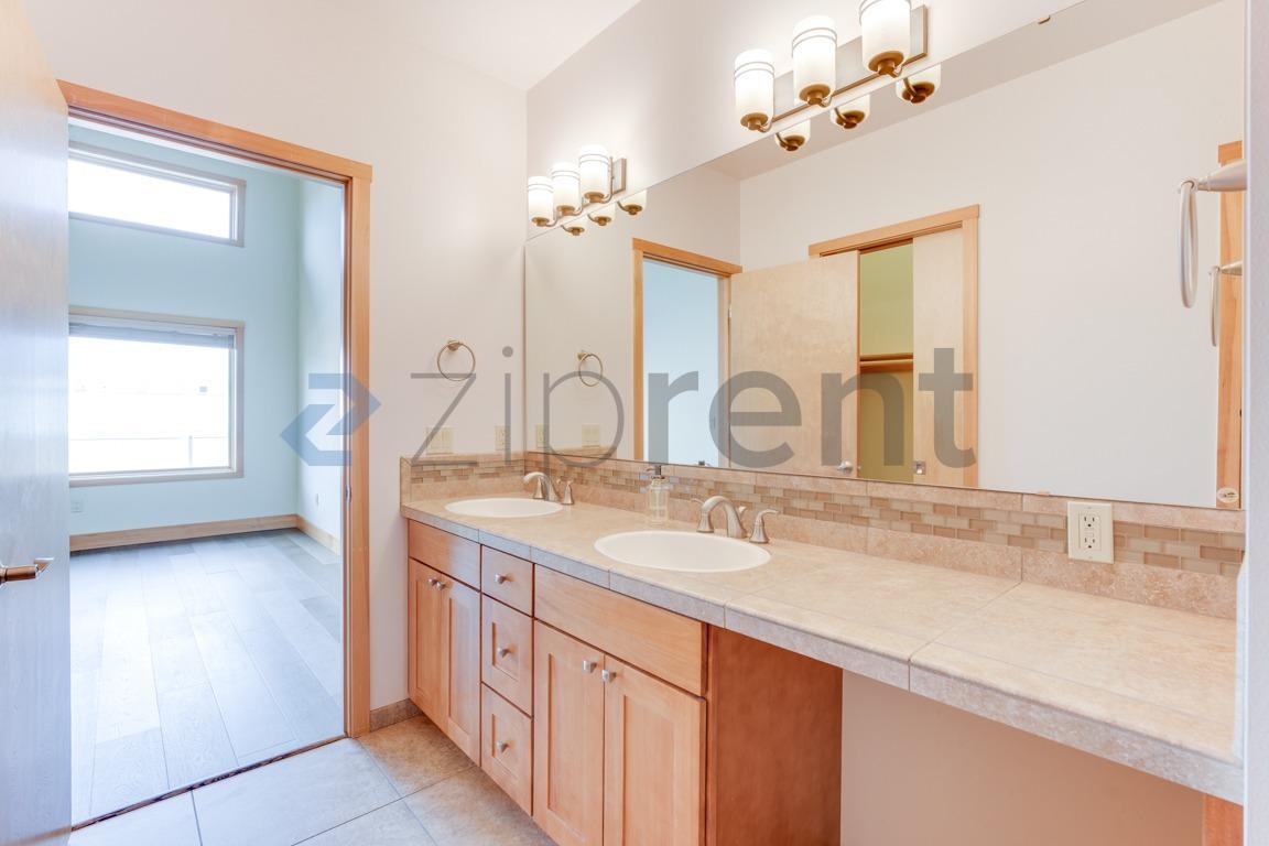 Building Photo - Unit 202