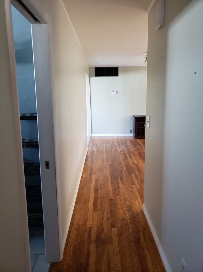 Building Photo - 3 bedroom 1 bath *****Great location!