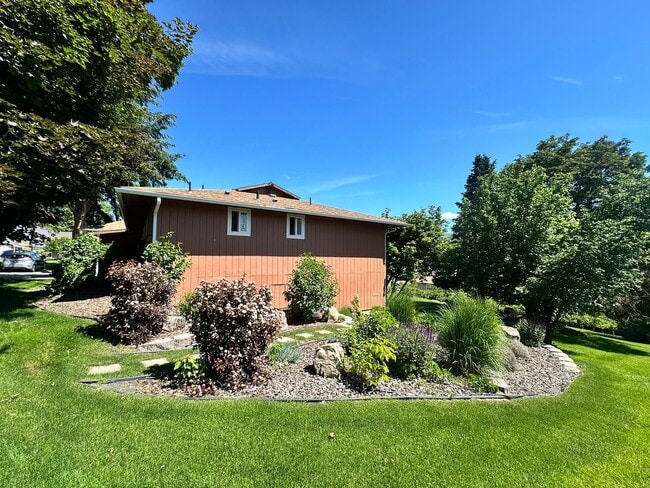 Building Photo - Stunning 3 Bedroom and 3 Bathroom Home, La...