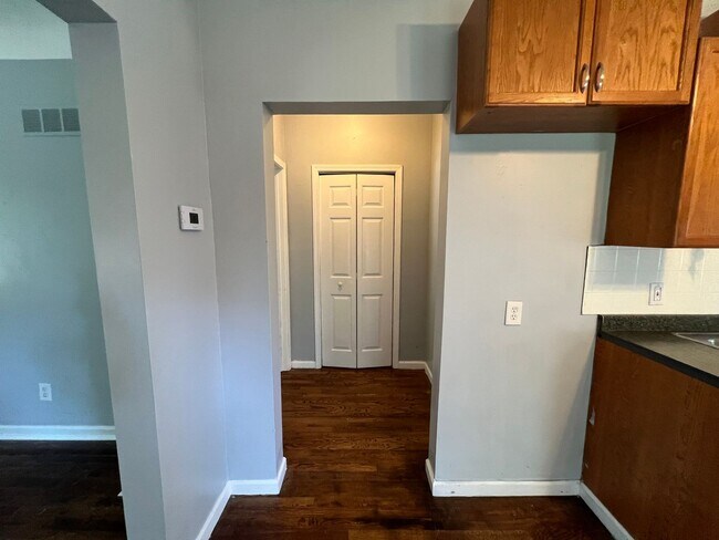 Building Photo - 2 bedroom 1 bathroom gem in Harrison Towns...