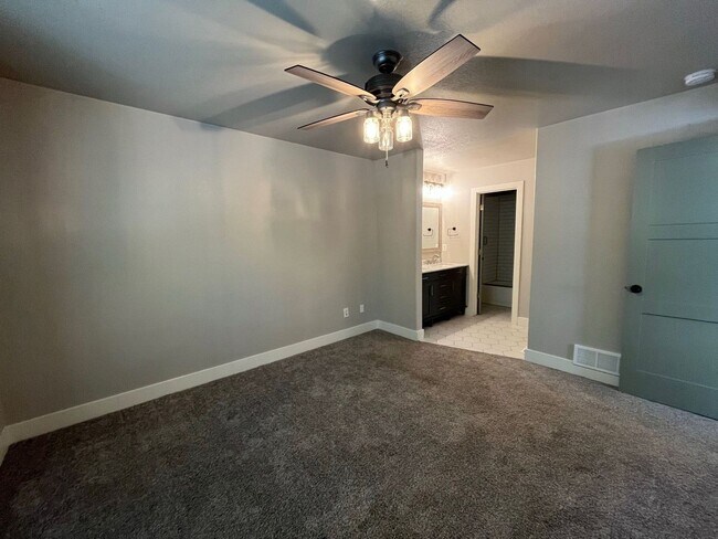 Building Photo - Incredible condo with 2 car garage