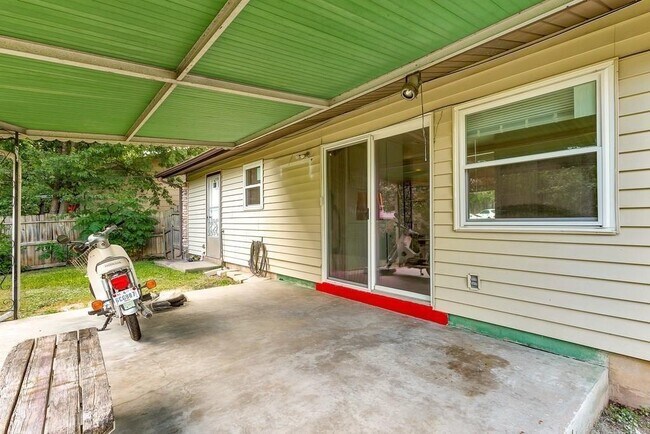 Building Photo - 1703 Rockbridge Ter