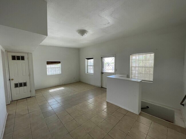 living area - 3315 E Missouri Ave