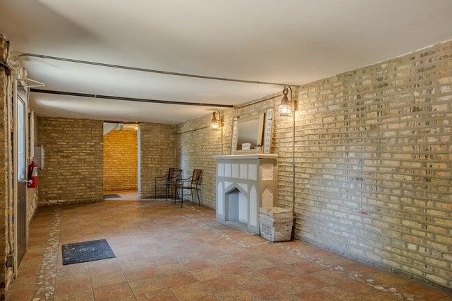 Building Photo - 3100 W Addison St