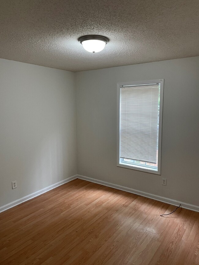 Building Photo - Very nice 2 bedroom and 1 bath apartment located in downtown Concord!