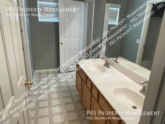 Building Photo - 1053 W Bruce Ave