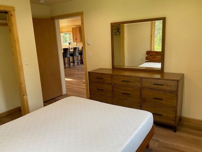 Building Photo - Stunning 2 bed/1 bath Ground Floor with utilities included!