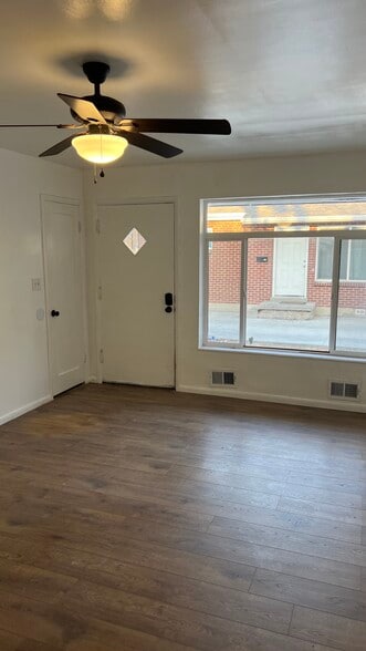 Building Photo - 933 Fremont Ave S