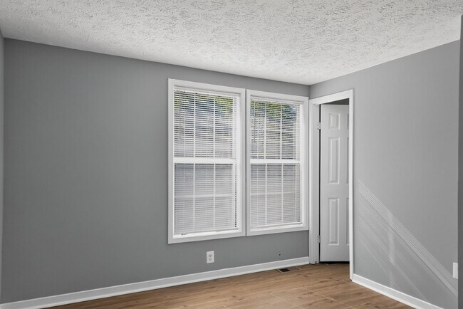 Building Photo - Available Now!  3 Bedroom Townhouse King George