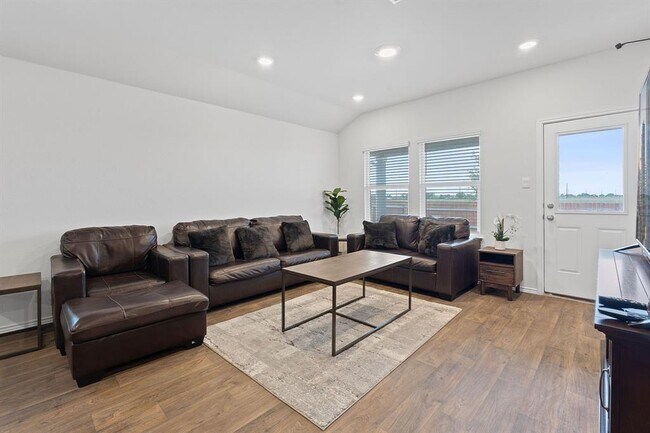 Building Photo - 269 Frogmore Lp