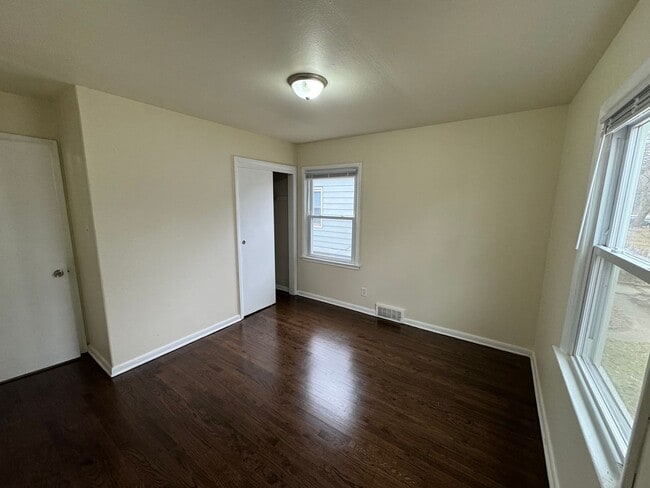 Building Photo - Move-In Ready Rental with Detached Garage