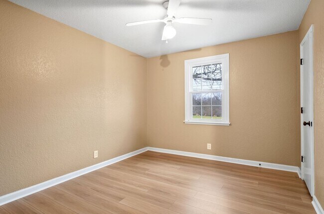 Building Photo - 3 Bedroom Pet Friendly Home For Rent!