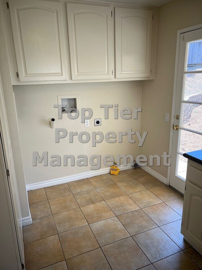 Building Photo - Charming 2-Bedroom Home with Large Yard and Modern Upgrades - Available Now!