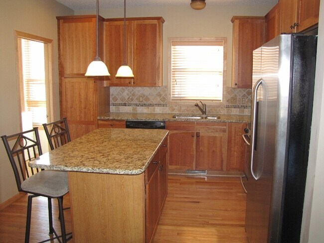 Building Photo - 3BR/2.5BA Beautiful END UNIT Townhome in Dancing Waters- Available Now!