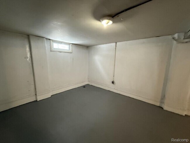 Building Photo - 1465 E 14 Mile Rd