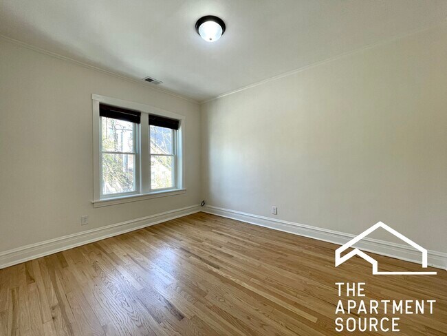 Building Photo - 1925 W Armitage Ave