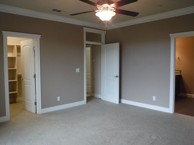 Building Photo - Lovely 4 Bedroom Home!
