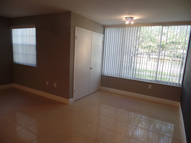 Building Photo - 2890 N Oakland Forest Dr