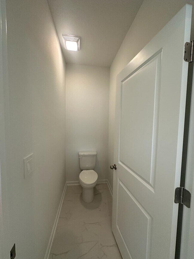 Building Photo - 572 Silver Landing Dr